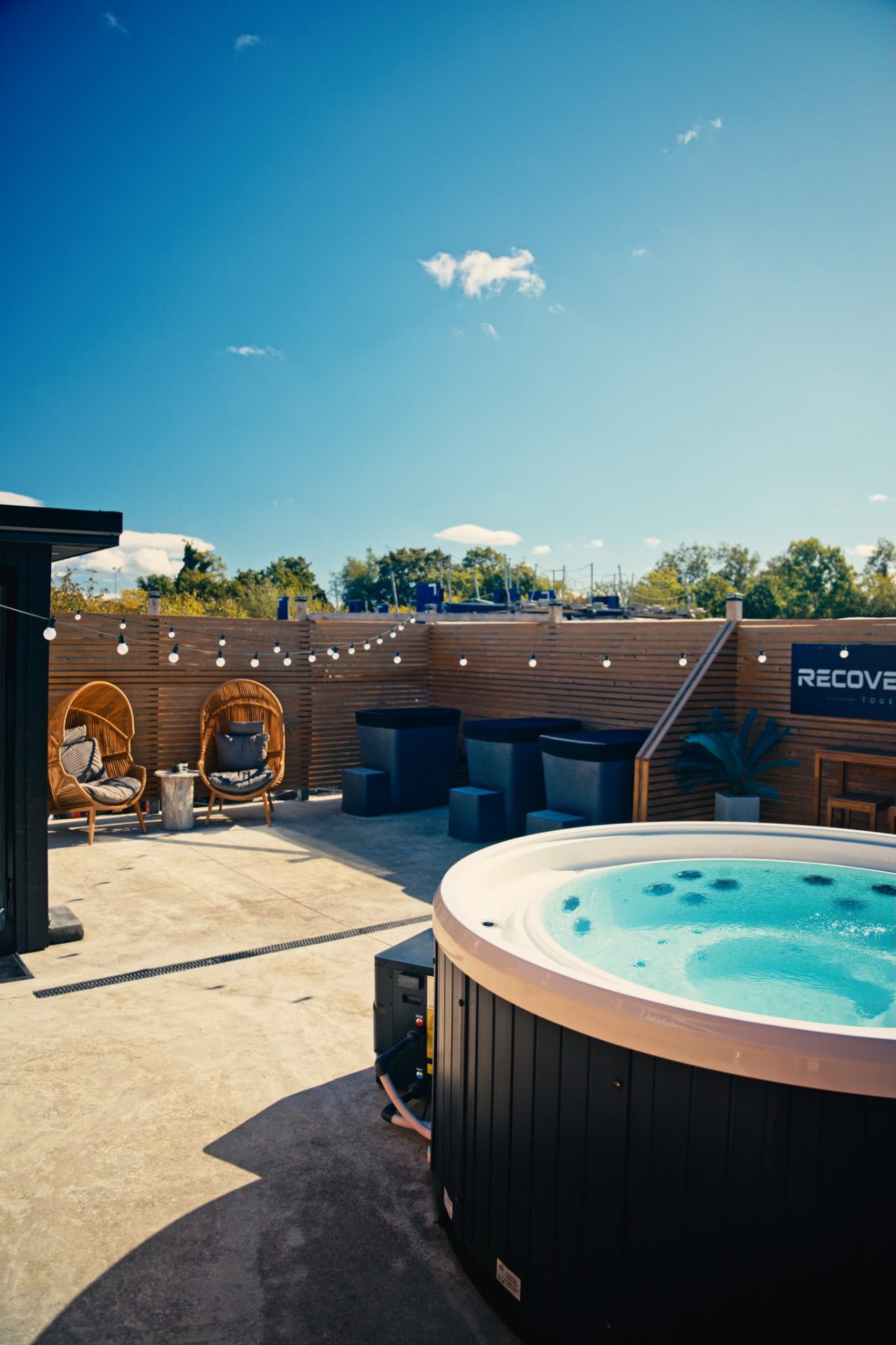 RISE 22 outdoor hot tub
